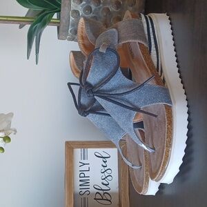 Muk Luks Pitch Solo Denim Wedge Thong Sandal ** Sz 7